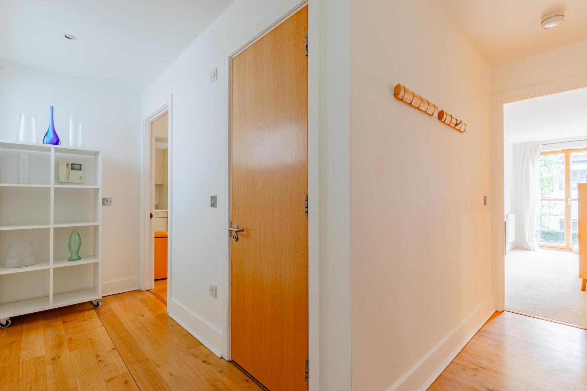 Stylish 1bd Flat In Gated Community Clapham Apartment